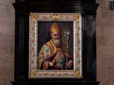 Notiamo poi sulla sinistra un quadro dai colori vivaci, che raffigura un uomo barbuto simile a quello della statua. �In effetti � San Sabino � sottolinea il 45enne Don Michele, viceparroco della chiesa -: il dipinto � uno dei pochi indizi che lasciano presagire che qui siano presenti le sue reliquie�